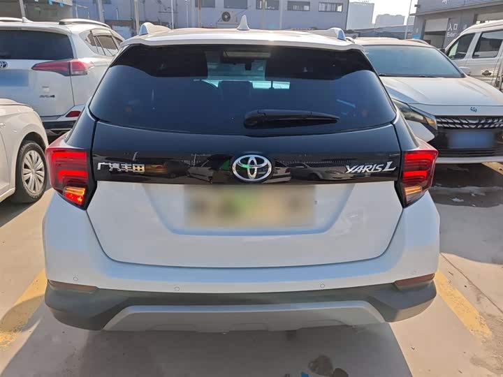 Фото 6 - Toyota Yaris L Hatchback