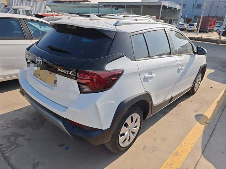 Фото 7 - Toyota Yaris L Hatchback