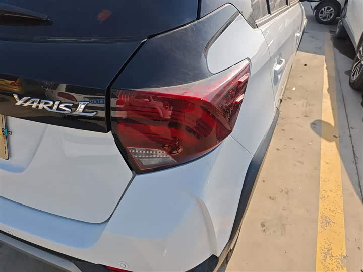 Фото 8 - Toyota Yaris L Hatchback