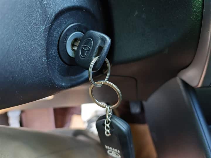 Фото 9 - Toyota Yaris L Hatchback