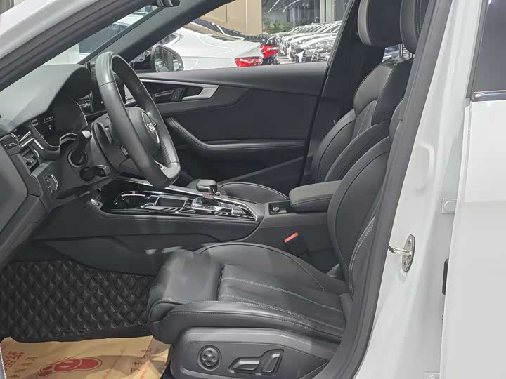 Фото 12 - Audi A4L