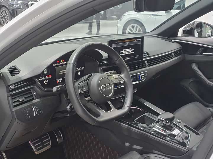 Фото 14 - Audi A4L
