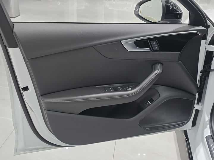 Фото 15 - Audi A4L