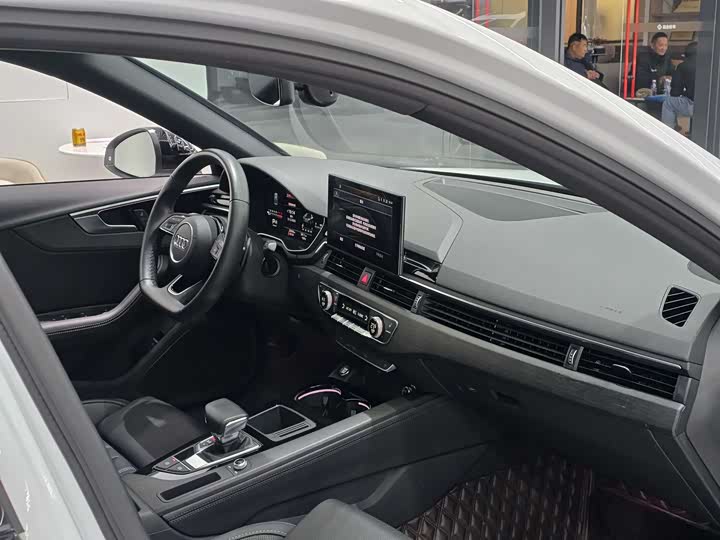 Фото 17 - Audi A4L