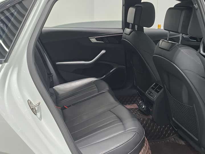 Фото 18 - Audi A4L