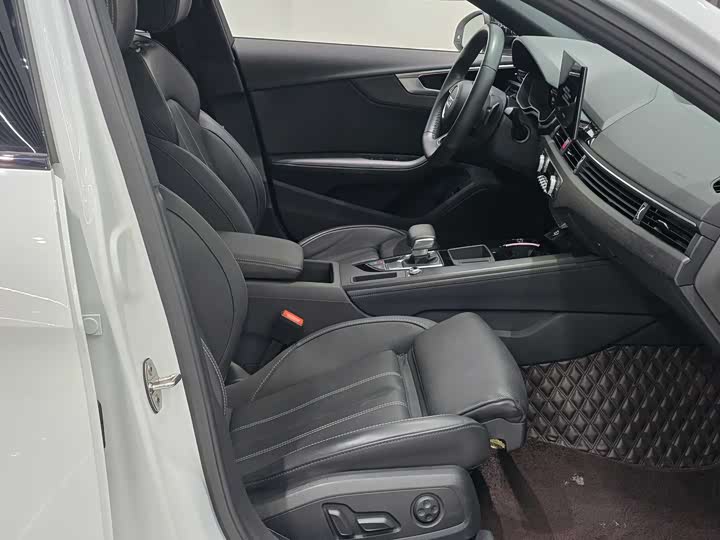 Фото 19 - Audi A4L