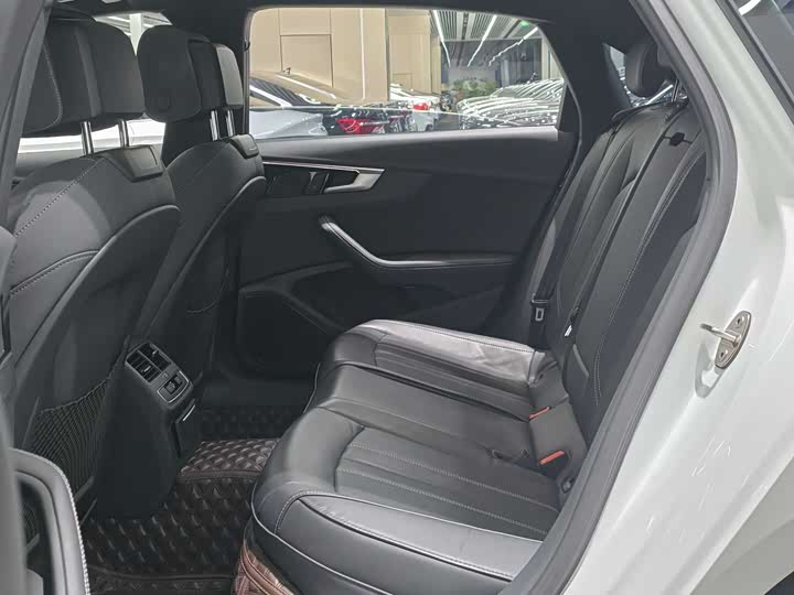 Фото 8 - Audi A4L