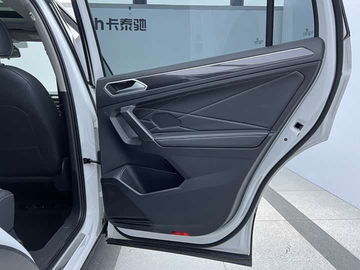 Фото 10 - Volkswagen Tiguan L Pro