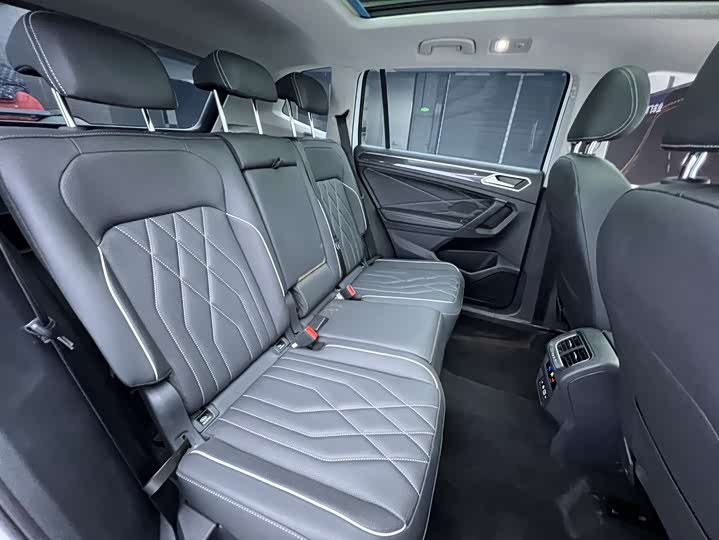 Фото 11 - Volkswagen Tiguan L Pro