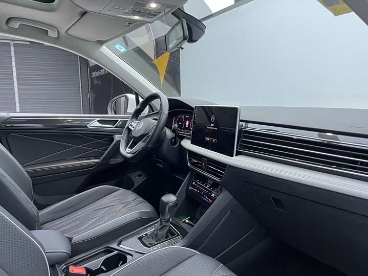 Фото 8 - Volkswagen Tiguan L Pro