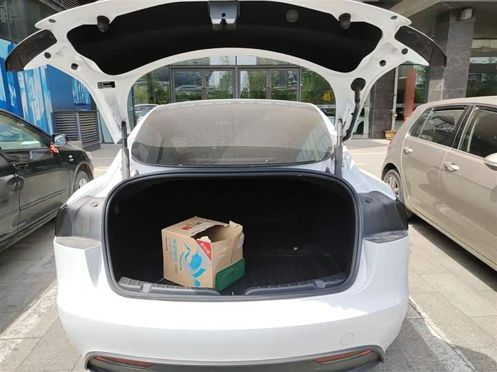 Фото 9 - Tesla Model 3