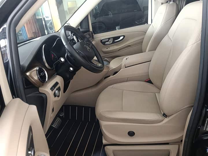 Фото 15 - Mercedes-Benz V-Class