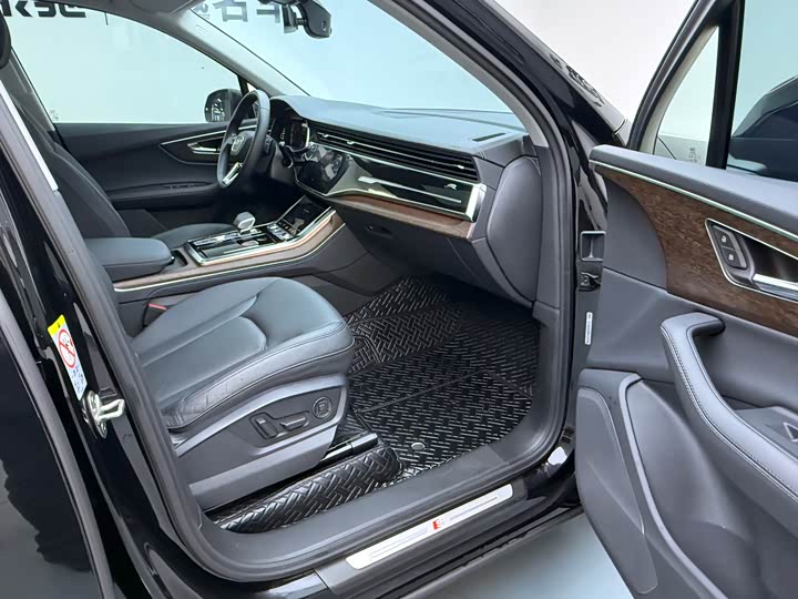 Фото 17 - Audi Q7