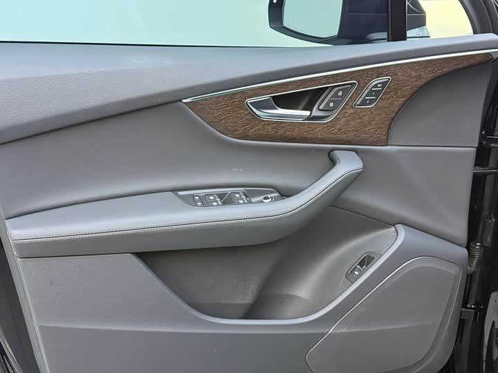 Фото 23 - Audi Q7