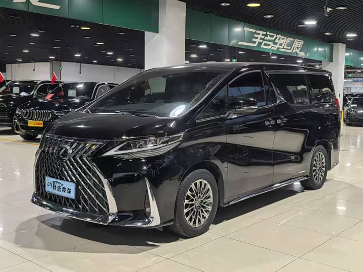 Фото 1 - Lexus LM