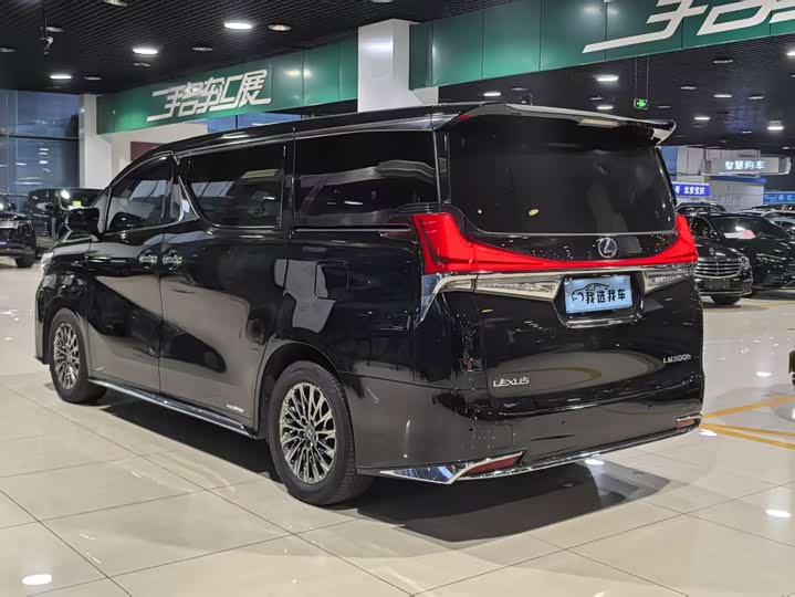 Фото 11 - Lexus LM