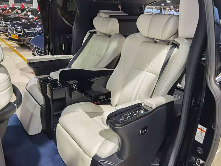 Фото 5 - Lexus LM