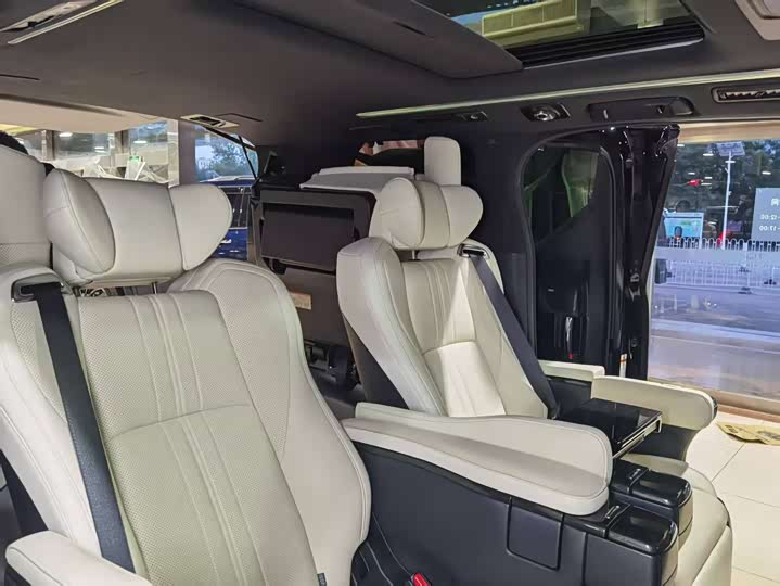 Фото 7 - Lexus LM