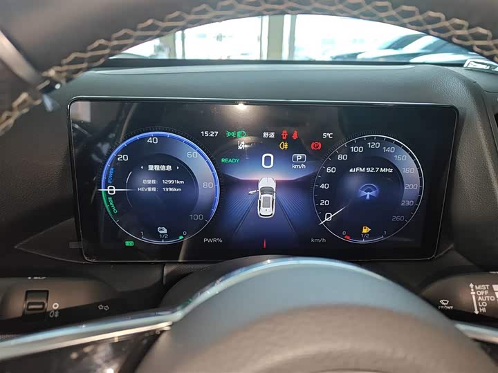 Фото 12 - Hongqi HS3 Hybrid