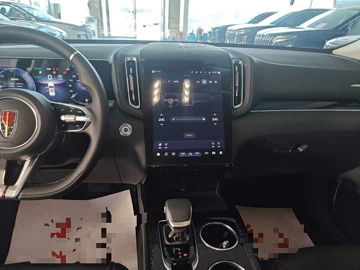 Фото 13 - Hongqi HS3 Hybrid