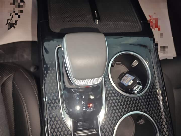 Фото 14 - Hongqi HS3 Hybrid