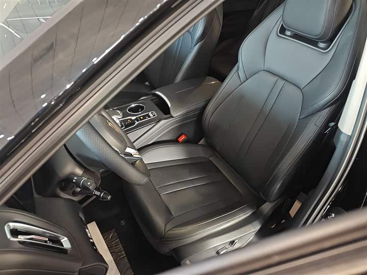 Фото 15 - Hongqi HS3 Hybrid