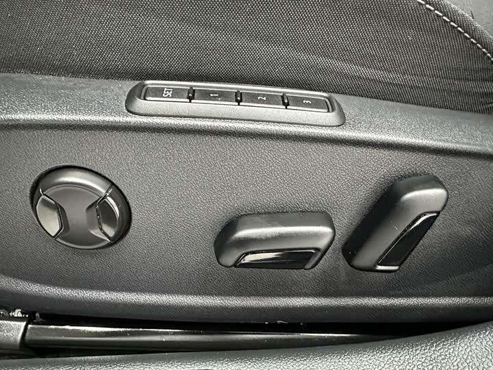 Фото 12 - Volkswagen Golf