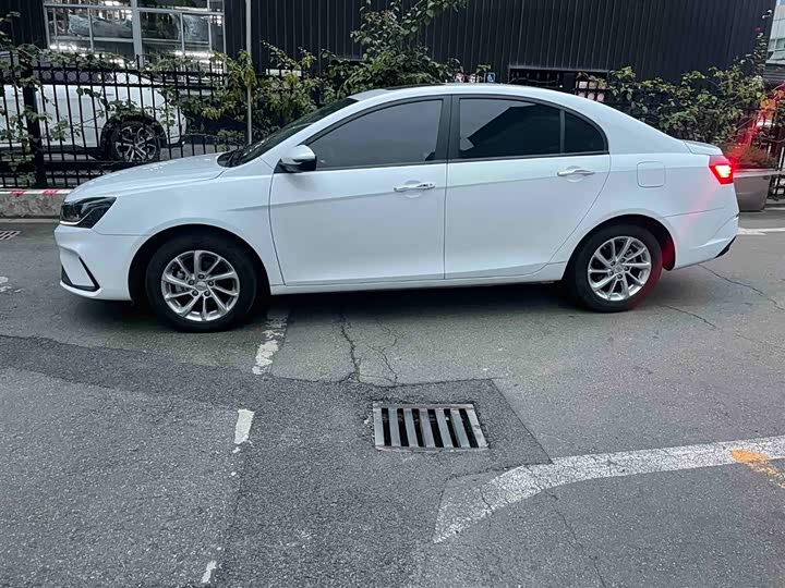 Фото 5 - Geely Emgrand