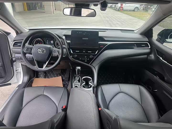 Фото 11 - Toyota Camry