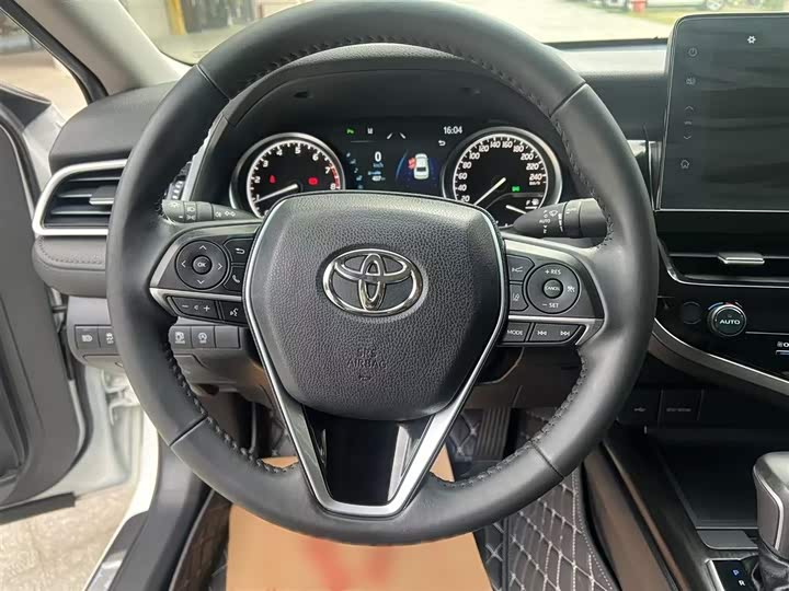 Фото 12 - Toyota Camry