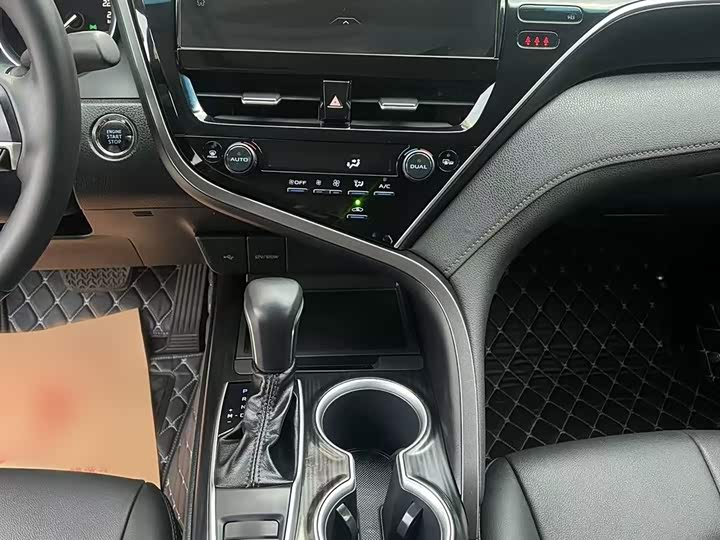 Фото 13 - Toyota Camry