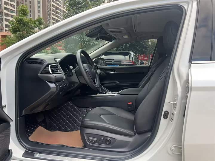 Фото 14 - Toyota Camry