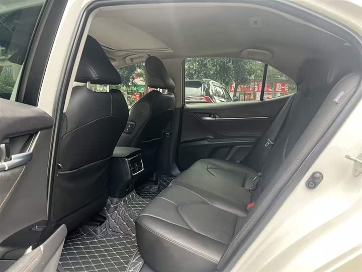 Фото 15 - Toyota Camry