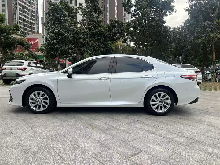 Фото 6 - Toyota Camry