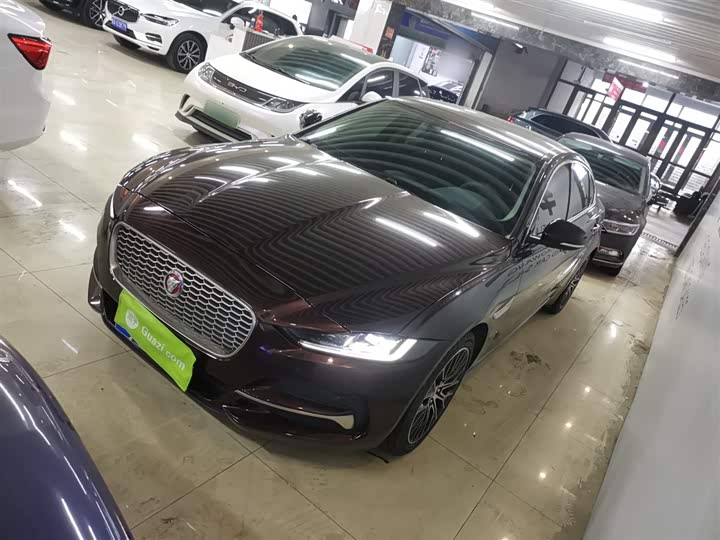 Фото 1 - Jaguar XE L