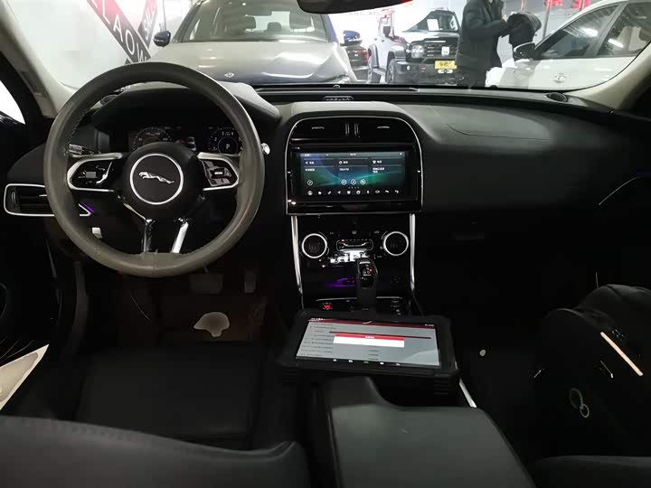 Фото 10 - Jaguar XE L