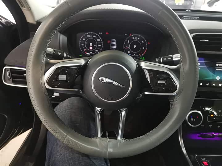 Фото 11 - Jaguar XE L