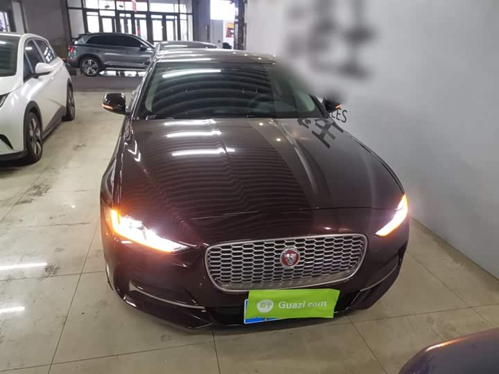 Фото 3 - Jaguar XE L