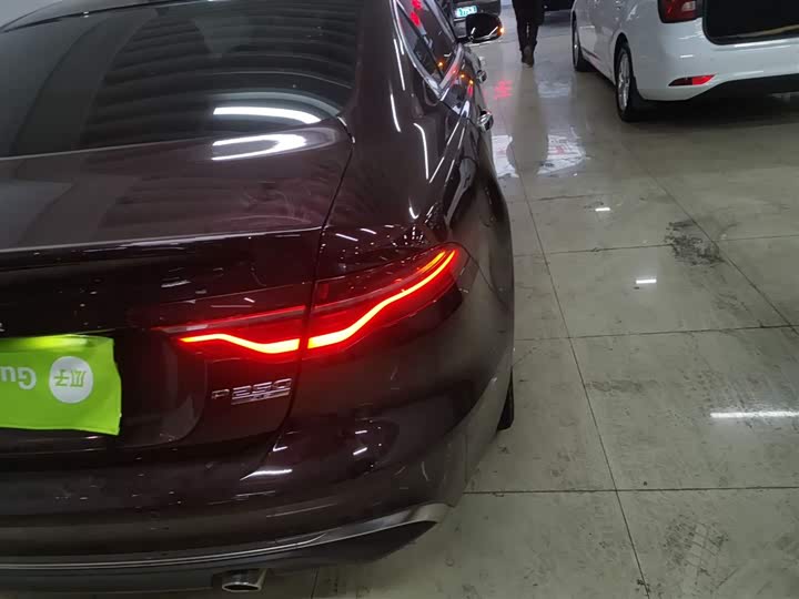 Фото 8 - Jaguar XE L