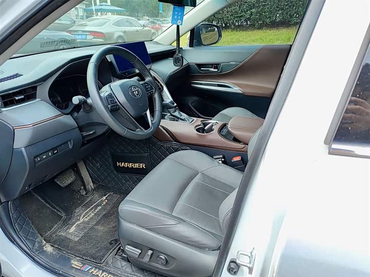 Фото 7 - Toyota Harrier