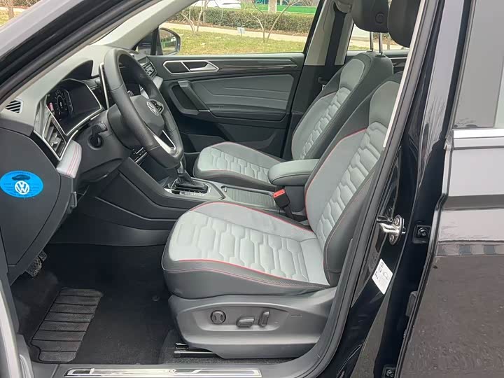 Фото 12 - Volkswagen Tiguan L Hybrid