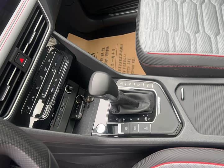 Фото 14 - Volkswagen Tiguan L Hybrid