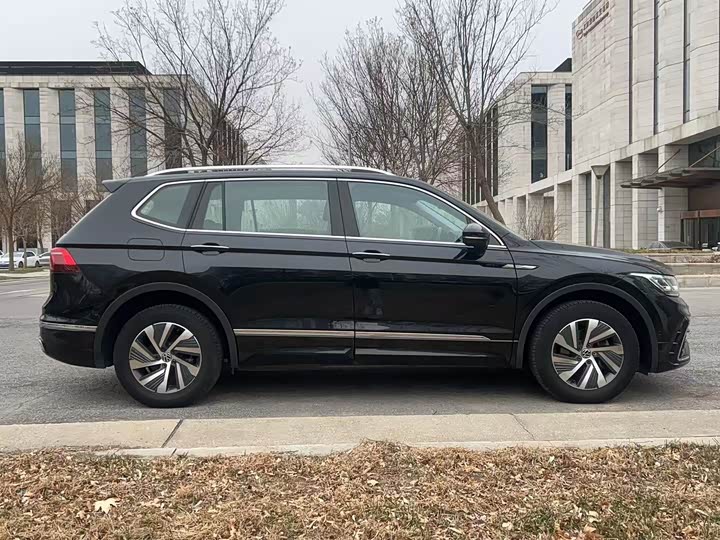 Фото 3 - Volkswagen Tiguan L Hybrid