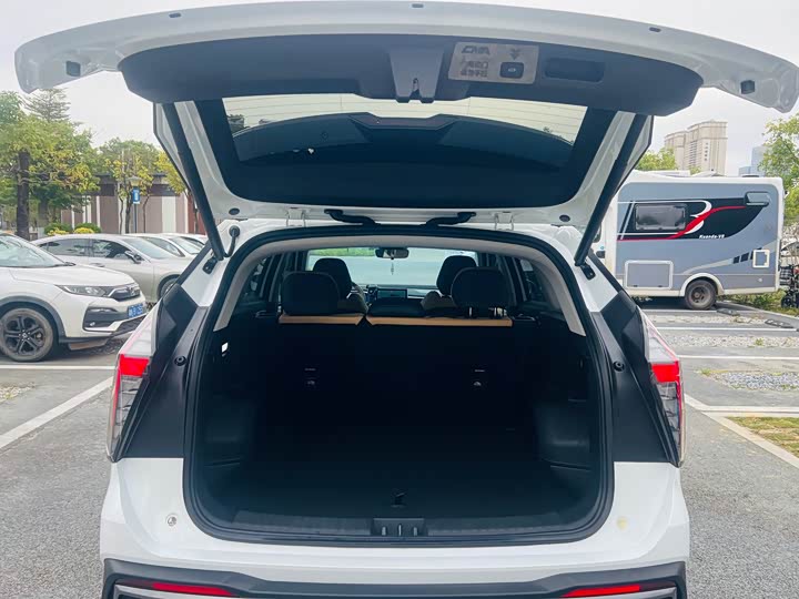 Фото 10 - Geely Atlas L