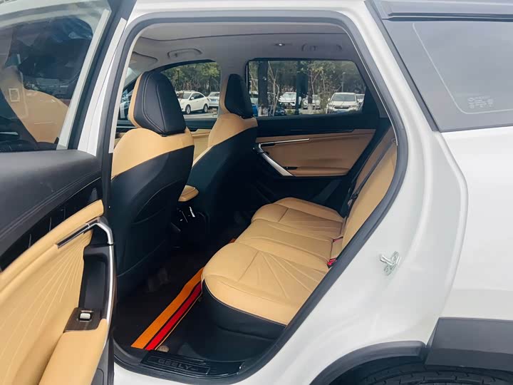 Фото 12 - Geely Atlas L