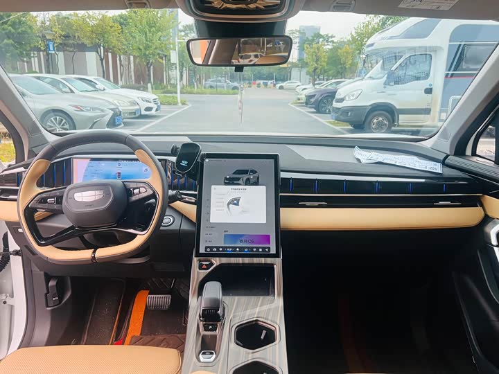 Фото 13 - Geely Atlas L