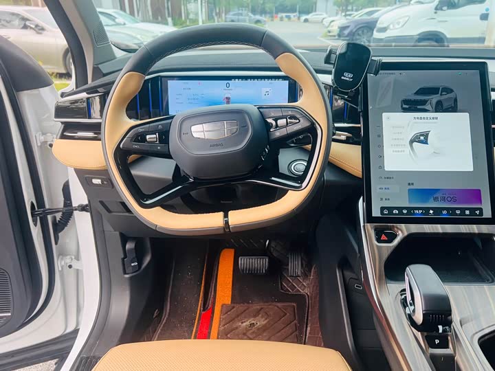 Фото 14 - Geely Atlas L