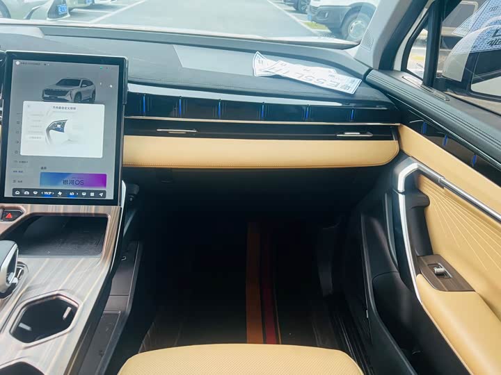 Фото 15 - Geely Atlas L