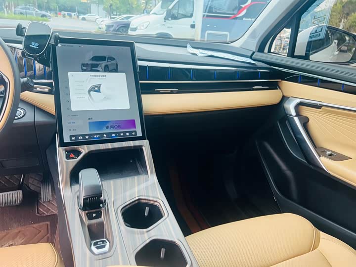 Фото 17 - Geely Atlas L