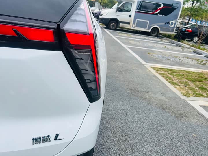 Фото 9 - Geely Atlas L